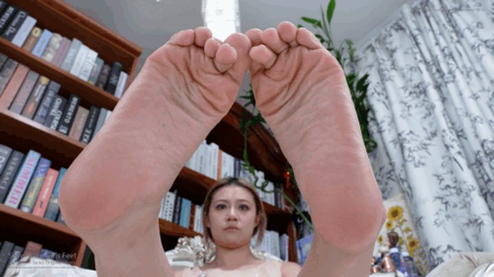 Beautiful woman Yaoyao showing off her sexy flexible big foot41 HD