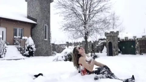 Dick rating in 30 cm snow - Mistress Zeida Queen of DFC