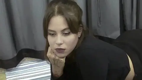 Smoking Sexy Lips Brunette Model Erika Marlboro Red 100's